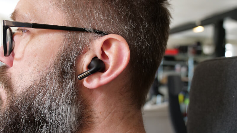 OnePlus Buds Pro 2 i øret.JPG